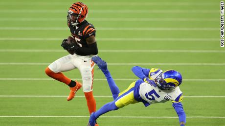Le receveur des Bengals de Cincinnati, T. Higgins, tient le ballon au-dessus du secondeur défensif des Rams de Los Angeles, Galen Ramsey, pour atterrir au troisième quart du Super Bowl LVI. 