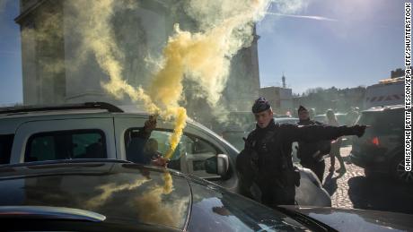 La police de Paris a déclaré dans un communiqué sur Twitter qu'aucune interdiction ne serait tolérée ";  Les agents travaillent actuellement sur ";  disperser les participants aux manifestations interdites "  A proximité des Champs Elysées.
