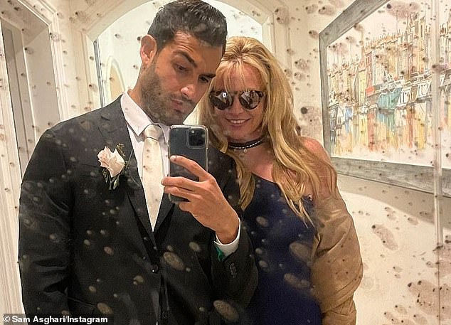 A Closer Look: L'acteur et mannequin de 27 ans a écrit, 