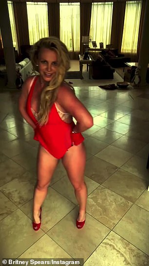 En portant un maillot de bain rouge avec un soutien-gorge en dentelle en dessous