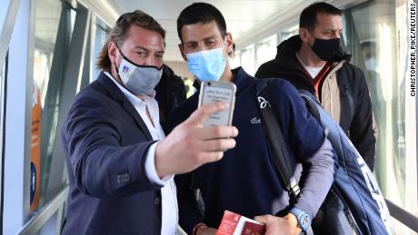 Un homme prend un selfie avec Djokovic à son arrivée à l'aéroport Nikola Tesla de Belgrade, en Serbie.