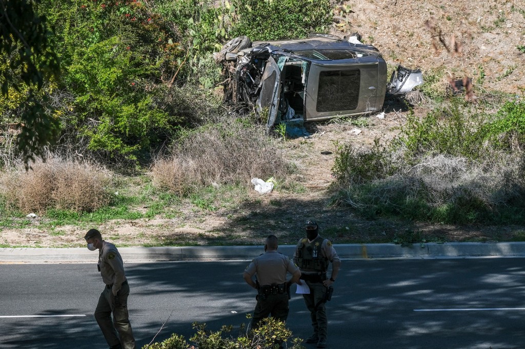 Une voiture se gare sur le côté après que le golfeur Tiger Woods se soit renversé.