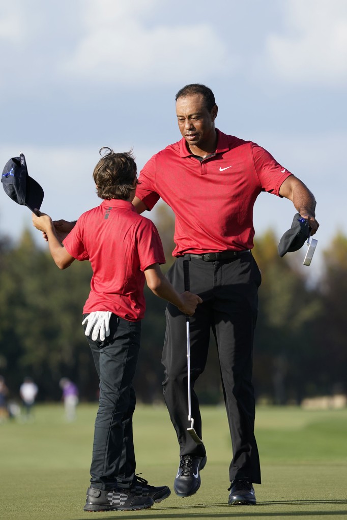 Tiger Woods (à droite) et son fils Charlie Woods lors de la deuxième manche du championnat PNC