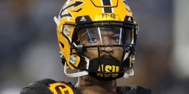 Jaden Daniels des Arizona Sun Devils s'échauffe avant un match contre les BYU Cougars le 18 septembre 2021 au LaVell Edwards Stadium de Logan, Utah.
