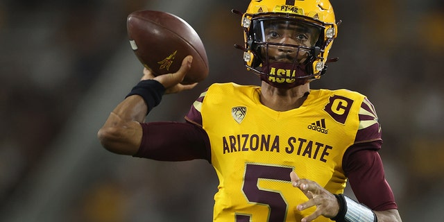 Le quart-arrière Jayden Daniels des Arizona Sun Devils lance une passe au cours de la première mi-temps contre les Colorado Buffaloes au Sun Devil Stadium le 25 septembre 2021 à Tempe, en Arizona.