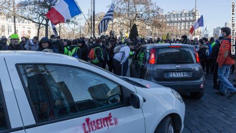 membres & quot;  Caravane de la Liberté "  par les masses dès leur arrivée à Paris & # 39 ;  Mettez D & # 39;  L'Italie samedi. 