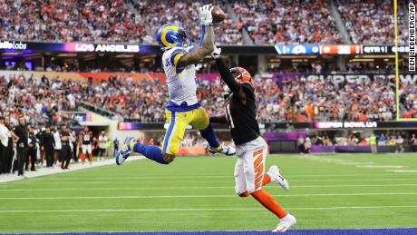 Le receveur des Los Angeles Rams Odell Beckham Jr. attrape le ballon pour atterrir devant le demi de coin des Bengals de Cincinnati Mike Hilton pendant le Super Bowl LVI. 