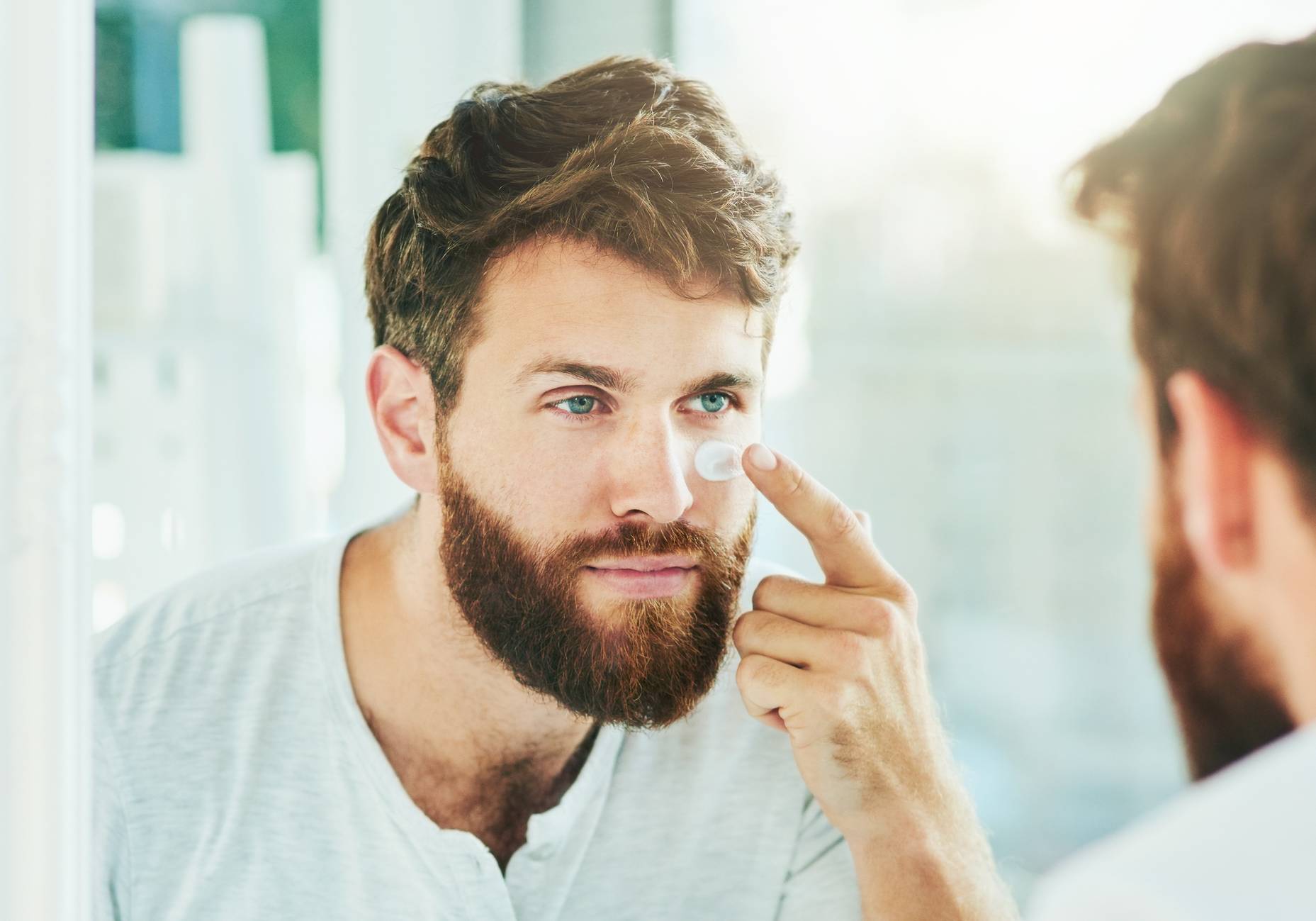 La nouvelle tendance d’utilisation de produits et accessoires féminins chez les hommes : une évolution des normes de beauté masculine