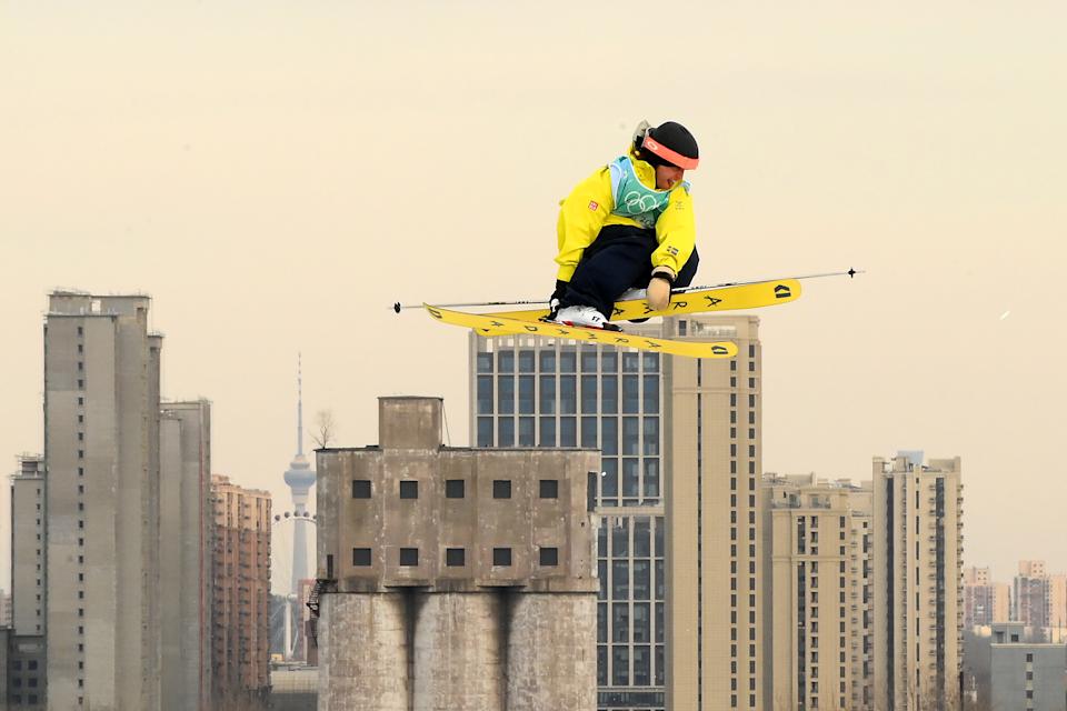 Le Suédois Henrik Harlaut exécute un tour lors des qualifications de ski acrobatique Big Air aux Jeux olympiques d'hiver de Big Air Shougang le 7 février 2022 à Pékin.  (David Ramos/Getty Images)