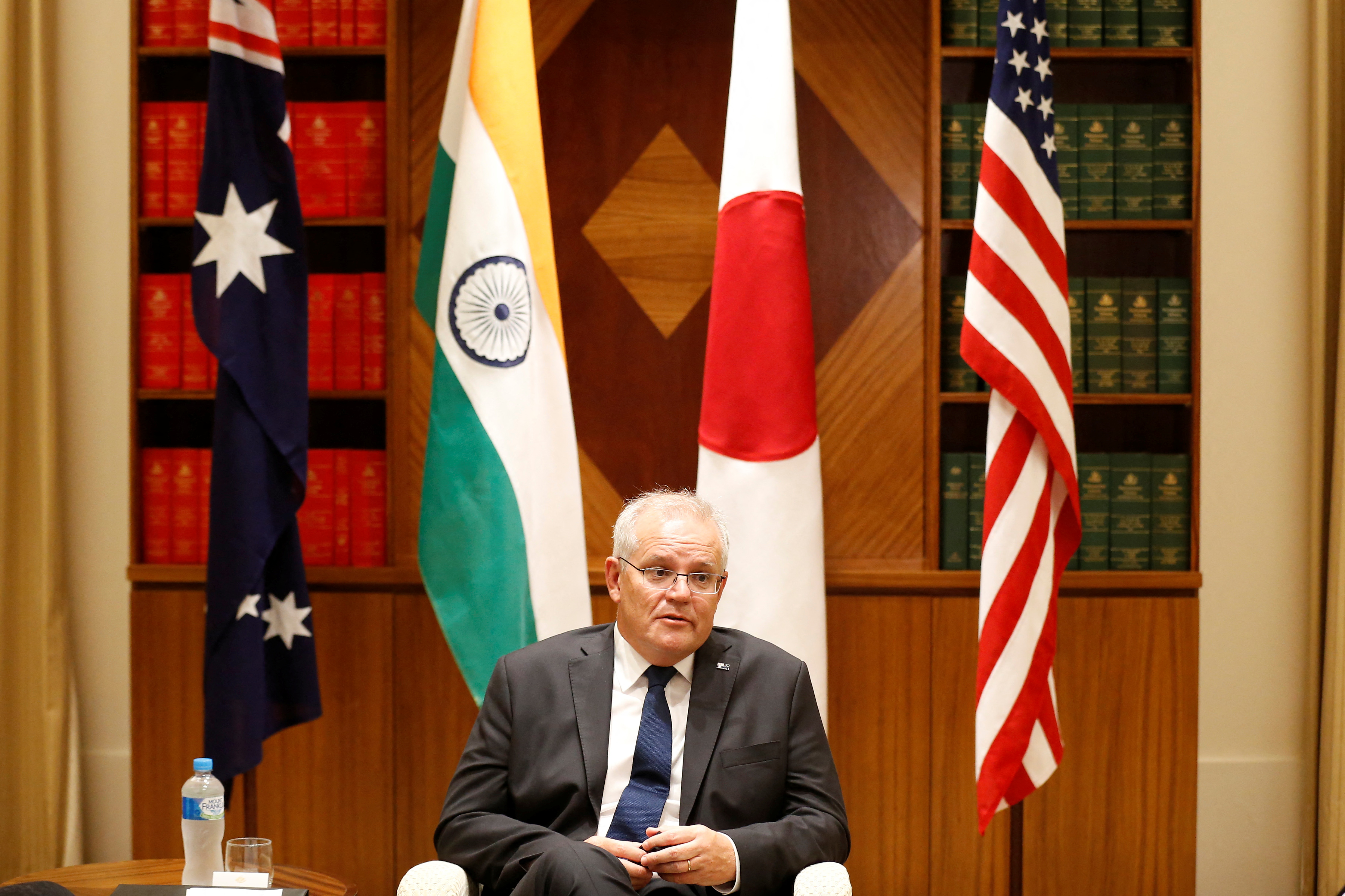 Le Premier ministre australien Scott Morrison s'adresse aux médias au bureau du Parlement du Commonwealth à Melbourne, à Melbourne, en Australie, le 11 février 2022. Darrian Traynor/Pool via REUTERS