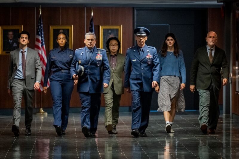 (l) Ben Schwartz dans le rôle de Tony Scarabeducci;  Tawny Newsome dans le rôle d'Angela Ali;  Steve Carell dans le rôle du général Mark Nerd;  Jimmy Oo Yang dans le rôle du Dr.  Chan Kaifang;  Don Lake dans le rôle du brigadier général Bradley Gregory;  Diana Silvers comme Erin Nerd;  et John Malkovich dans le rôle du Dr Adrian Mallory.