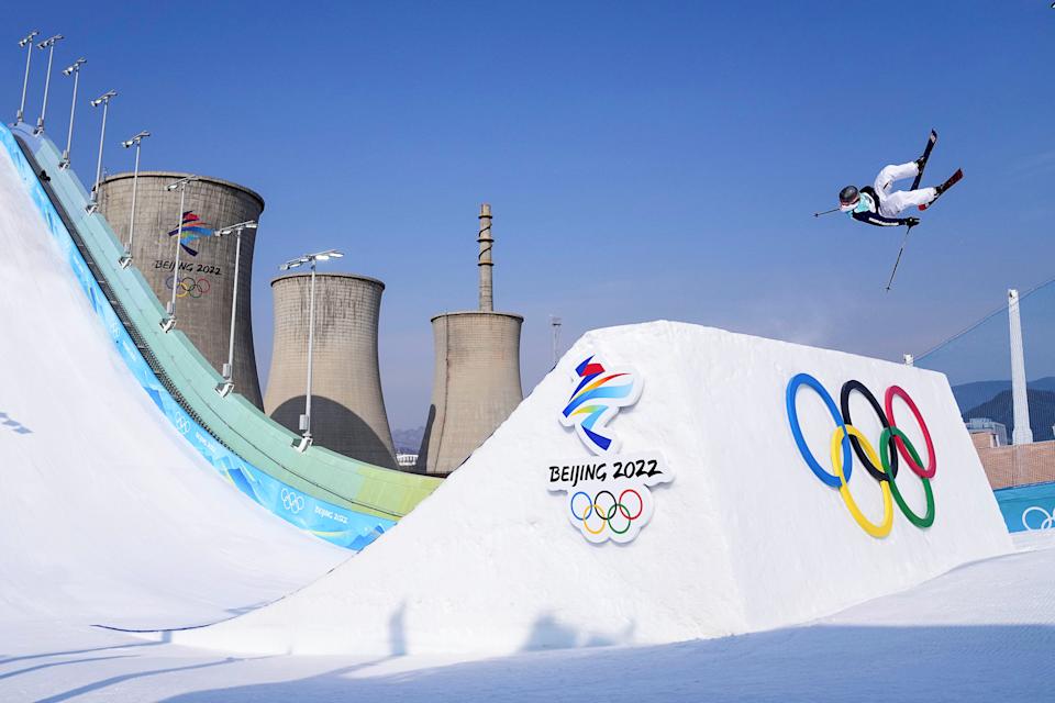 Le patineur américain Colby Stephenson participe à la finale du Grand Prix de ski acrobatique au Big Air Shougang à Pékin, le 9 février 2022 (Xiong Qi/Xinhua via Getty Images)