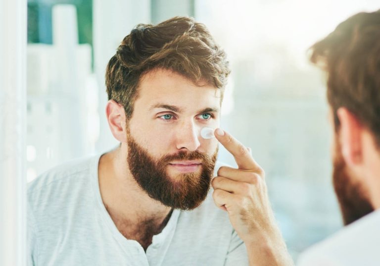 La nouvelle tendance d&rsquo;utilisation de produits et accessoires féminins chez les hommes : une évolution des normes de beauté masculine